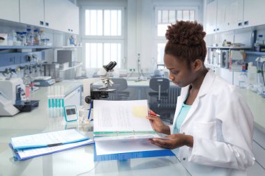 Modern laboratuvarda Afrikalı bilim adamı, tıp çalışanı ya da teknoloji