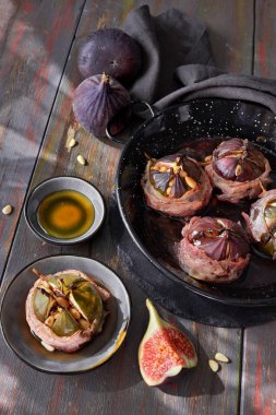 Süzme peynir, çam tohumu ve bal dolu ızgara incir.