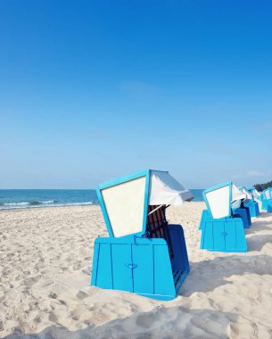 Baltık Denizi kıyısında temsili ahşap plaj sandalyeleri