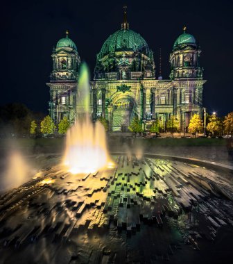 Berlin katedrali şenlikli aydınlatma ile