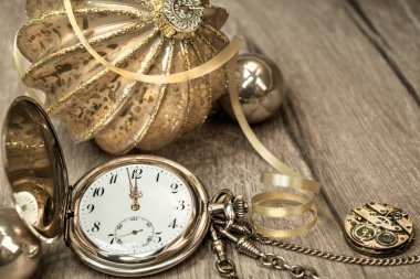 5-12 yaş arası klasik saat ve ahşap süslemeler.