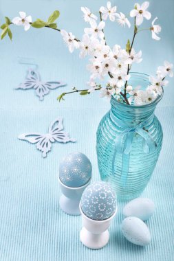 Paskalya yumurtaları ve kiraz çiçekleri kompozisyonu