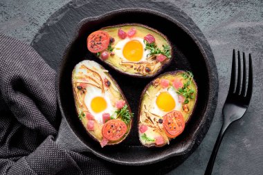 Keto diyet yemeği: jambonlu avokado tekneleri, bıldırcın yumurtaları, peynir