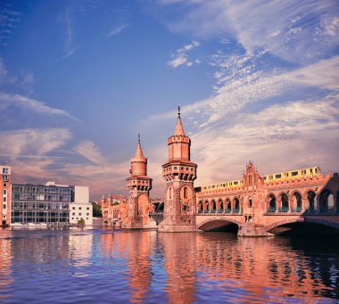 Berlin 'de gün batımında Oberbaum Köprüsü (Oberbaumbruecke)