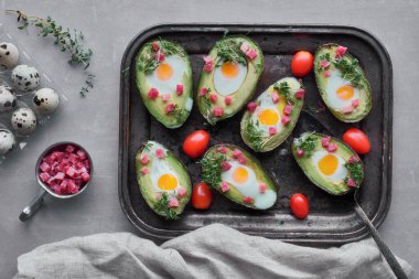 Keto diyet yemeği: jambonlu avokado tekneleri, bıldırcın yumurtaları, peynir