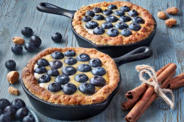 Vanilyalı kremalı leziz yabanmersinli tartlar.