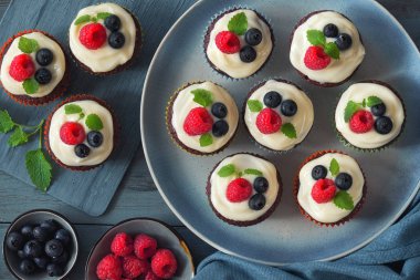 Çikolatalı kek ya da krem şanti ve böğürtlenli kek.