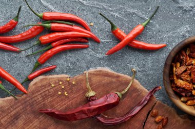 Kırmızı kırmızı kırmızı biberlere yakın çekim, taze ve kuru, ahşap ve gr