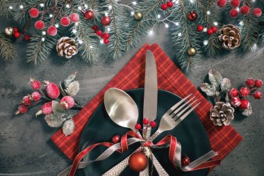 Yeşil ve kırmızı Xmas süslemeleri ile düz yatıyordu