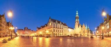 Pazar meydanı ve Wroclaw, Polonya 'da gece belediye binası