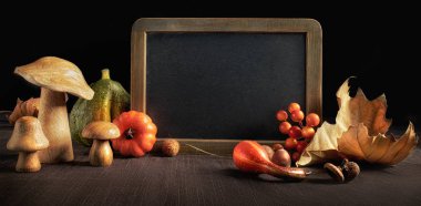 Karatahtayla ve sonbahar dekorasyonlarıyla dolu bir sonbahar.