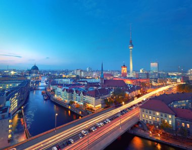 Almanya 'da günbatımından sonra Berlin' in silüeti