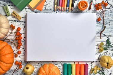 Sonbahar dekorasyonları, kalemler, kağıt etiketler, boyalar ve fırçalar.