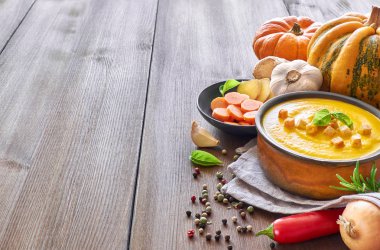 Baharatlı balkabağı ve havuç kremalı çorba sarımsak, soğan ve biberli