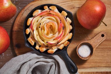 Demir pişmiş gül şeklinde elma dilimleri ile ev yapımı puf böreği