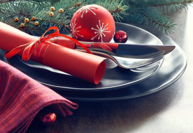 Noel menüsü konsepti: siyah tabaklar ve Noel çatal bıçak takımı 