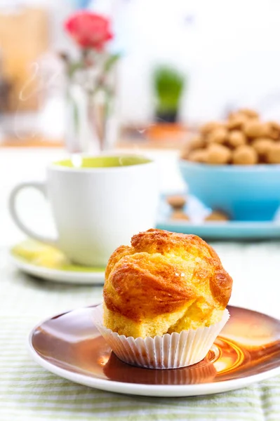 Leckere Muffins auf dem Frühstückstisch — Stockfoto