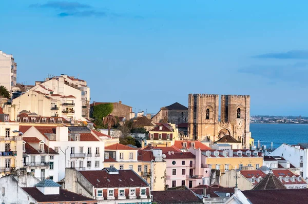 Torres de la Catedral de Lisboa y techos de Lisboa — Foto de Stock