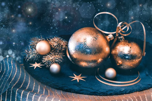 Goldene Weihnachtsdekoration auf dunklem Hintergrund — Stockfoto