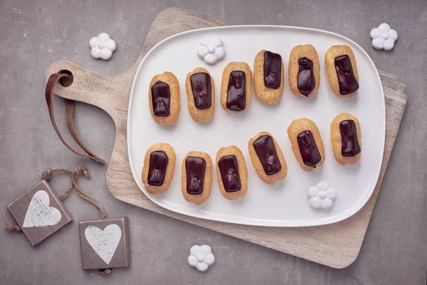 Mini éclairs de vanille avec glaçage au chocolat, vue de dessus — Photo