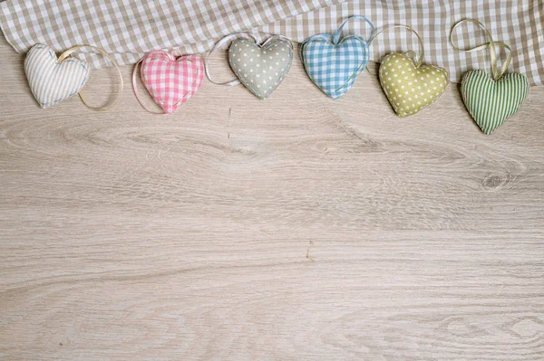 Fond pour carte de vœux avec coeurs en coton rembourré sur bois — Photo