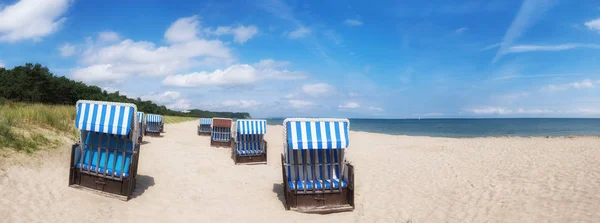 Piaszczysta plaża i tradycyjne drewniane krzesła plażowe na Rugen, niemiecki — Zdjęcie stockowe