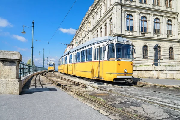 Eléctricos históricos amarelos no centro de Budapeste — Fotografia de Stock
