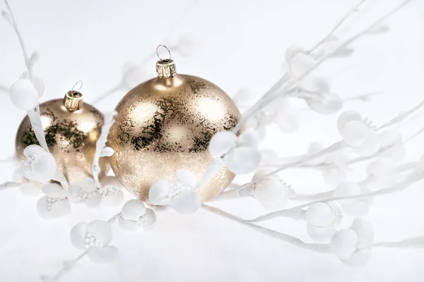 Decoraciones doradas de Navidad en blanco —  Fotos de Stock