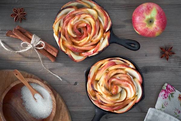 Pasticceria fatta in casa con fette di mela a forma di rosa cotte in ferro — Foto Stock