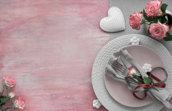 Día de San Valentín, configuración de mesa de cumpleaños o aniversario, vista superior o — Foto de Stock