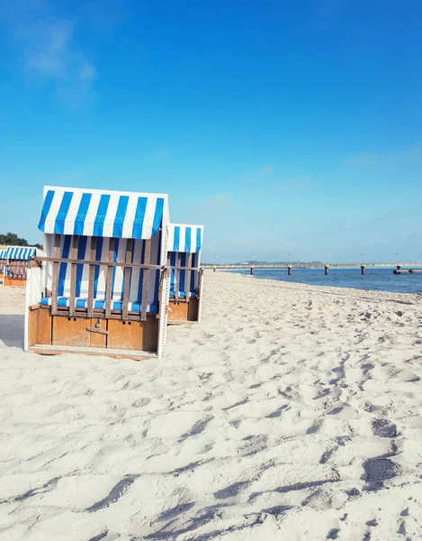 Sillas de playa de madera en la costa del Mar Báltico — Foto de Stock