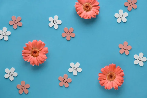 Coral gerbera daisy flowers and craft papper shopping bags on gr — Stock Photo, Image