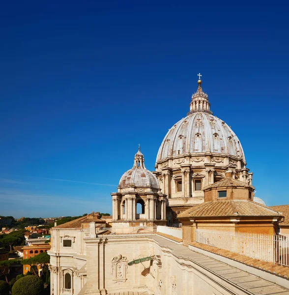 Closeup on cupola of St. Peter's Basilica in Rome in Italy — Stock Photo, Image