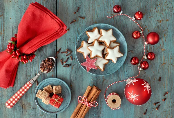 Fondo natalizio in rosso e bianco su legno rustico turchese — Foto Stock