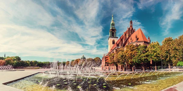 Fontaines sur Alexanderplatz et l'église St. Mary's à Berlin — Photo