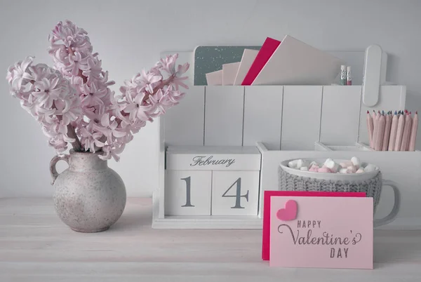 Sevgililer Günü süslemeleri, ahşap kaplı beyaz masa düzenleyicisi. — Stok fotoğraf