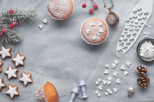 Top utsikt över bordet med socker-strös muffins, fondant icin — Stockfoto