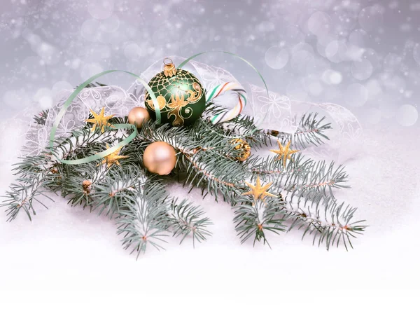 Julpynt i grönt och guld, textutrymme — Stockfoto