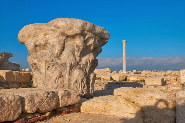 Capitale de la colonne antique au site archéologique de Kourion à Cypr — Photo