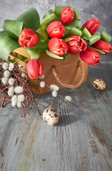 Fondo de celebración de primavera: ramo de tulipanes rojos, decoración de primavera —  Fotos de Stock