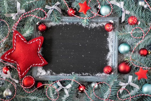 Fundo de Natal verde, vermelho e prata com giz decorado — Fotografia de Stock