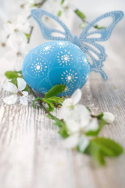 Uovo di Pasqua blu, farfalla e fiori — Foto Stock