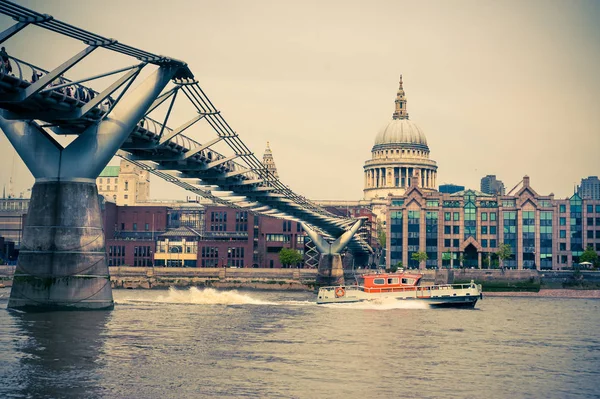 Мост Тысячелетия и Сент-Пол в Лондоне — стоковое фото