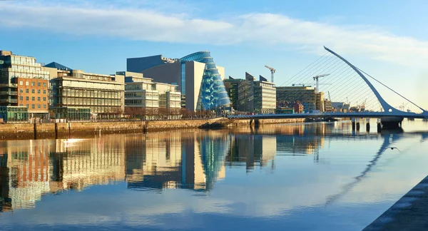 Dublin ve Harp Köprüsü 'ndeki Liffey nehri üzerinde modern binalar — Stok fotoğraf