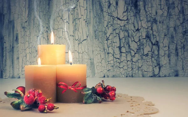 Candele dell'avvento di Natale con decorazioni, spazio di testo — Foto Stock