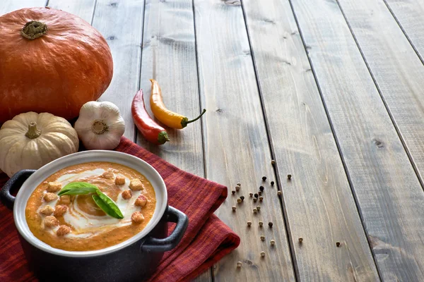 Spicy pumpkin soup with chili, pepper and garlic — Stock Photo, Image