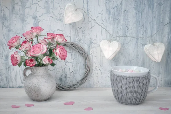 情人节或春天的静谧生活，花瓶里插着玫瑰和苦瓜 — 图库照片