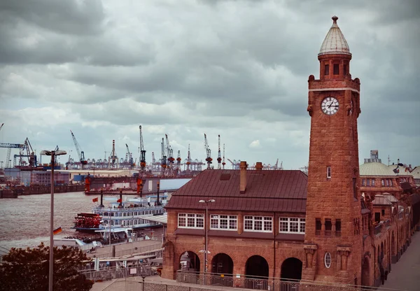 De St. Pauli Piers in Hamburg, afgezwakt beeld — Stockfoto