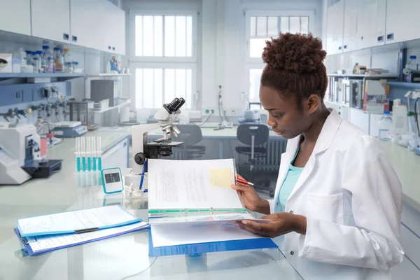 Африканский ученый, медицинский работник или техника в современной лаборатории — стоковое фото
