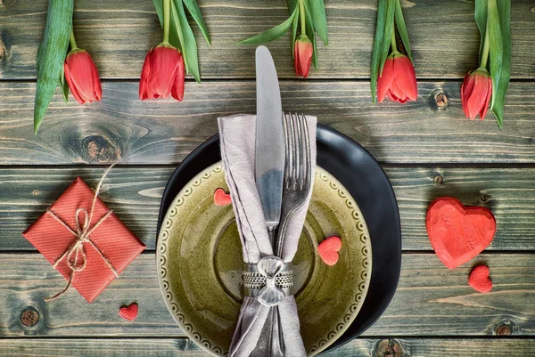 Açık sarı tabak ve çatal bıçaklı bahar menüsü konsepti — Stok fotoğraf